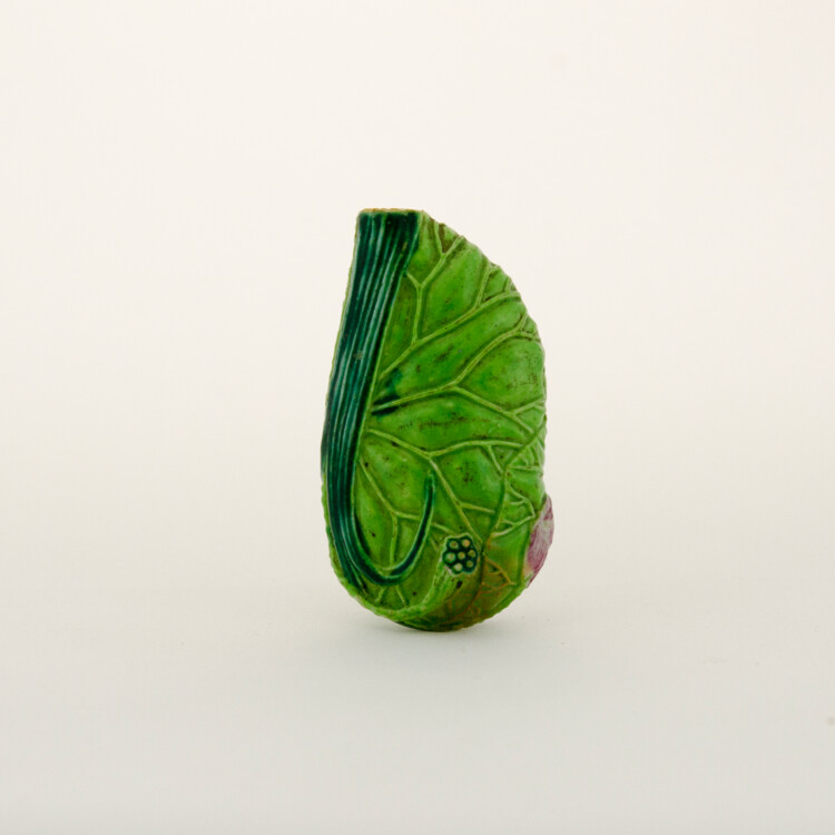 Porcelain snuff bottle green color and designed like a leaf
