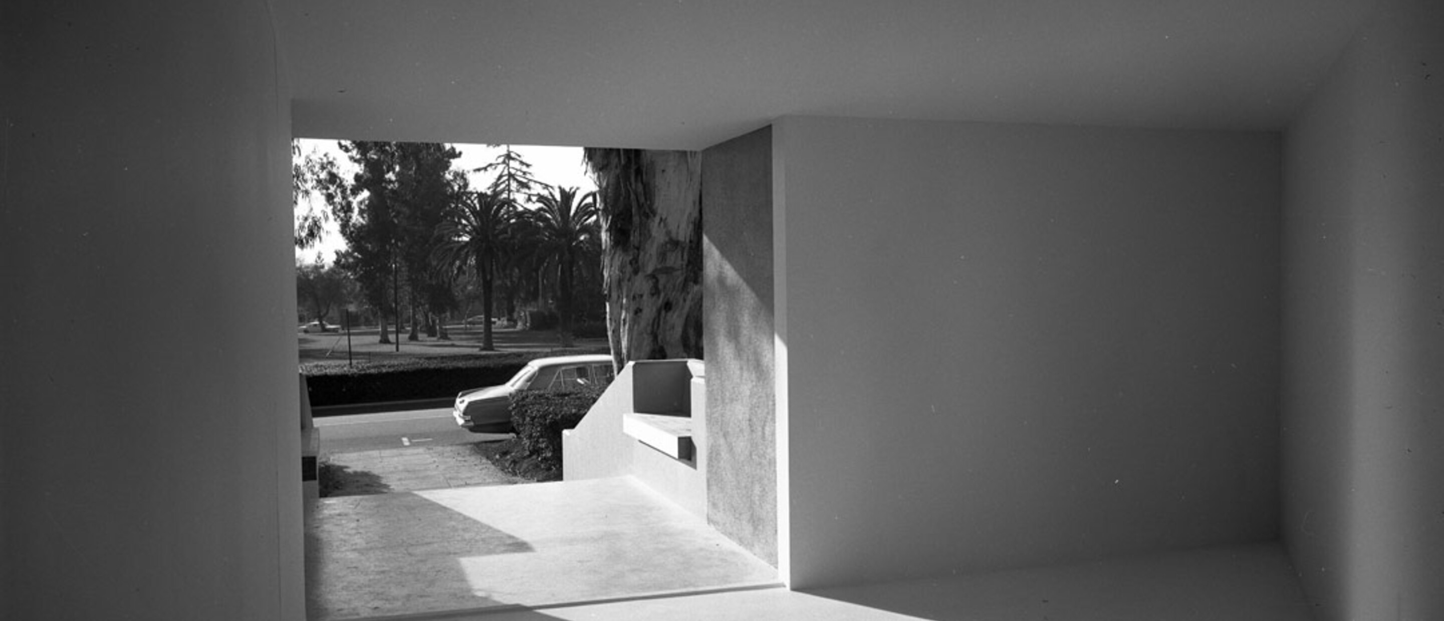 Michael Asher, installation, 1970. Viewing out of gallery toward street from small triangular area, Pomona College Museum of Art. &copy;  Michael Asher. Photograph courtesy of the Frank J. Thomas Archives.