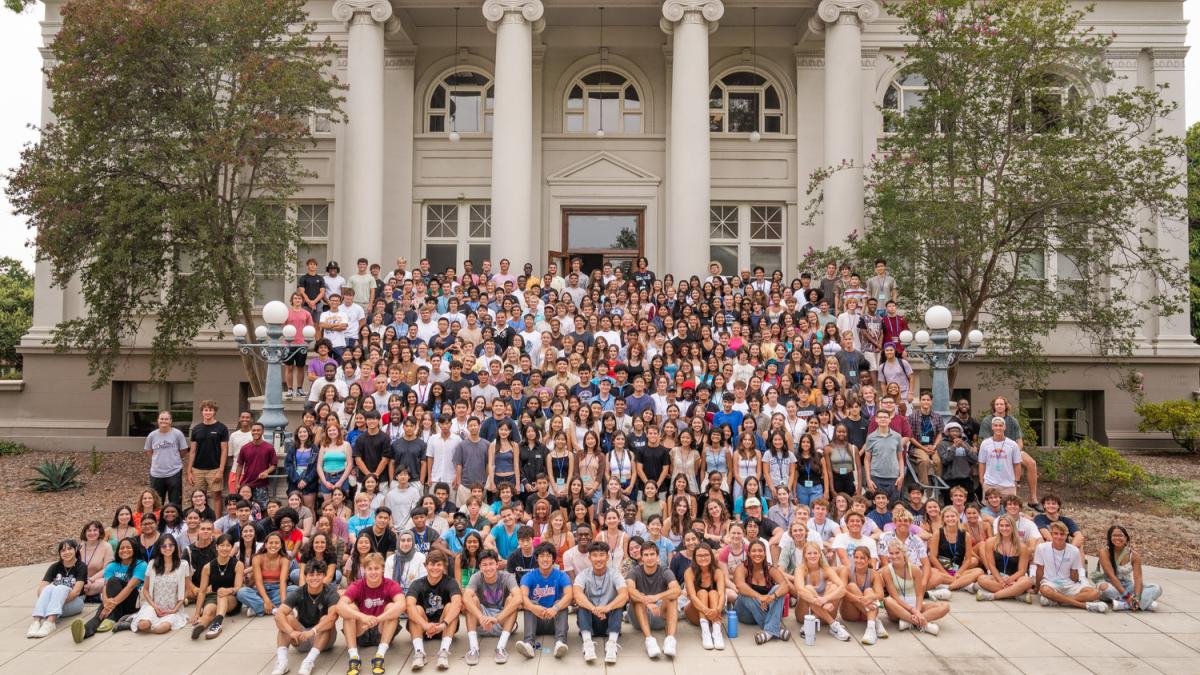 class of 2027 took their first photo together on Move-In Day in August 2023.