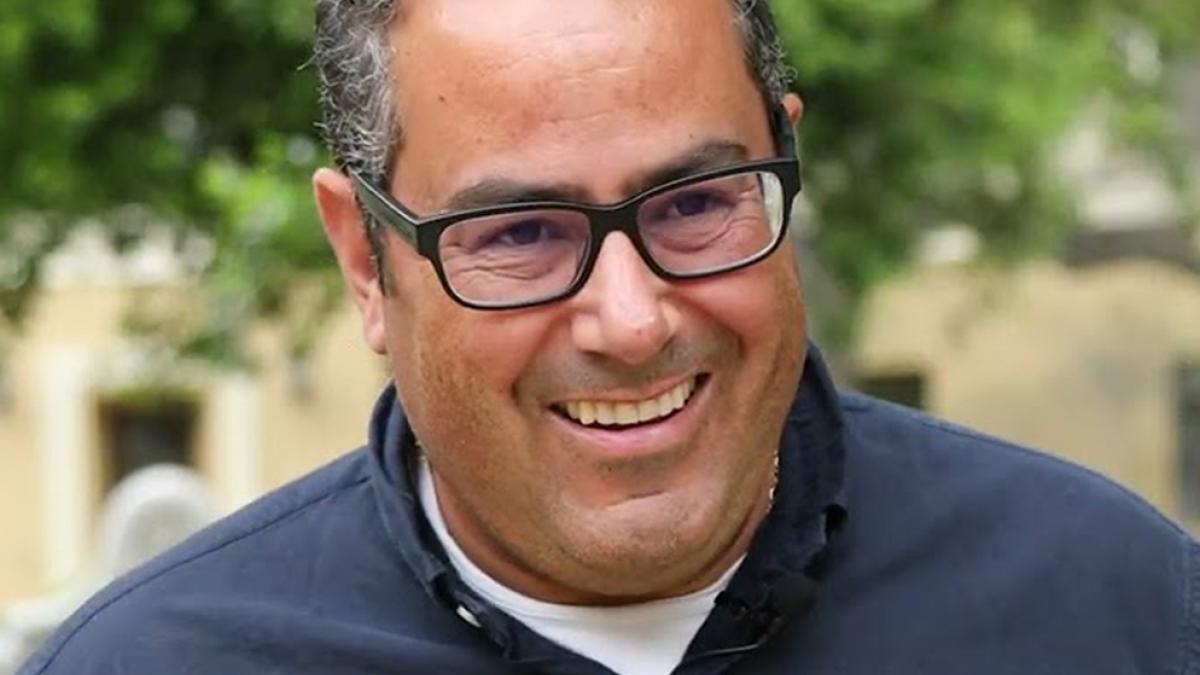 Headshot of Professor Lozano