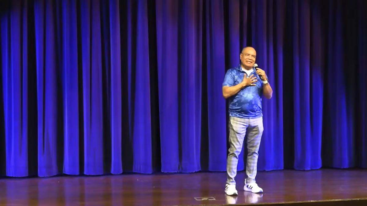 Storyteller speaking to Oldenborg audience