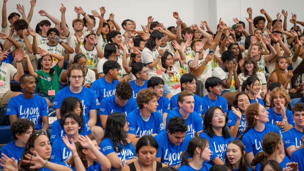 students during move-in day