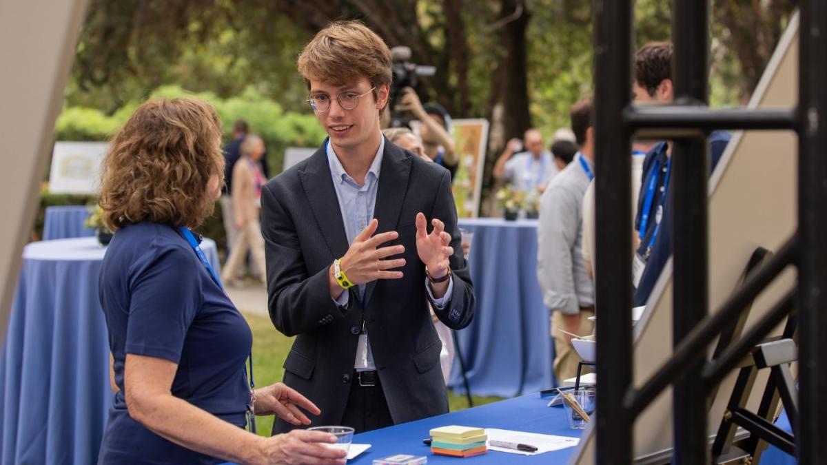 A Pomona student explains a CGE pilot program to a member of the Alumni Association