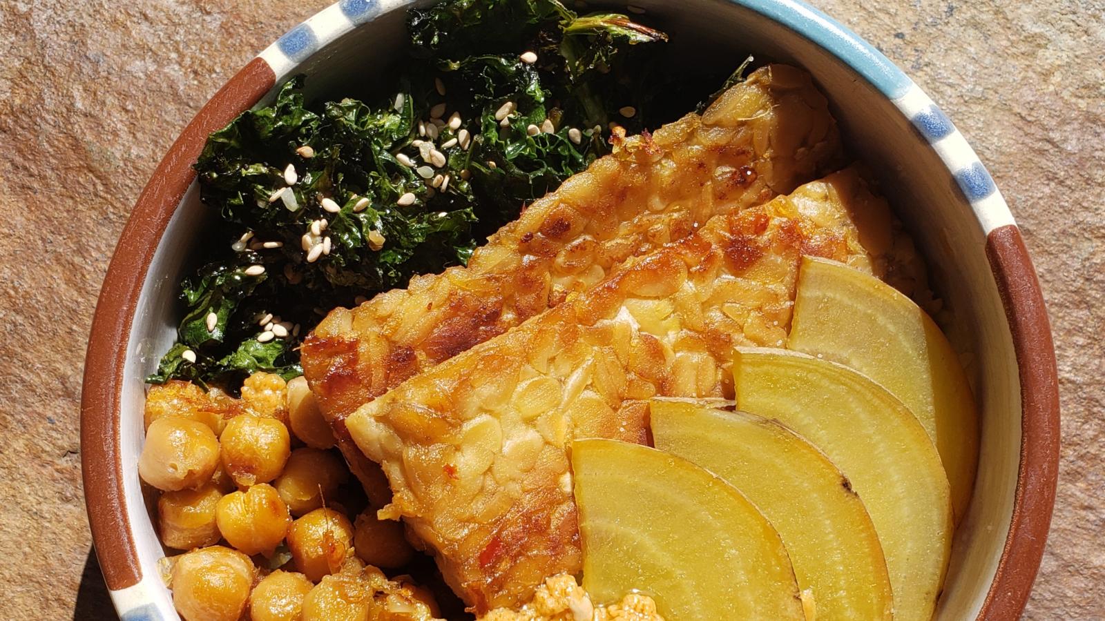Bowl with kale, tofu, chickpeas, and onions.