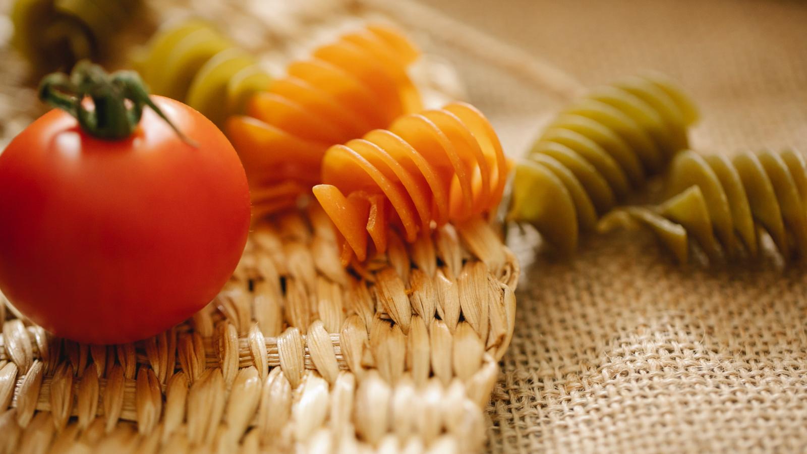 Tomato and dried pasta