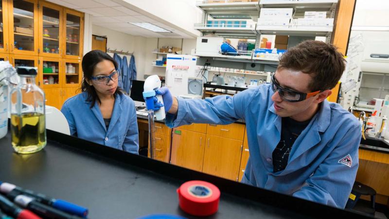 jane liu doing chemistry research with a student in the lab
