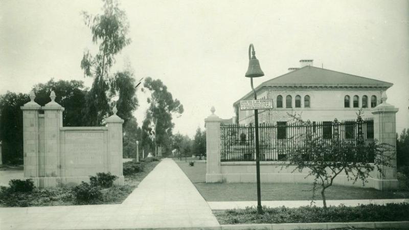 The College Gates just after being built in 1915, with Pearsons Hall in the background.