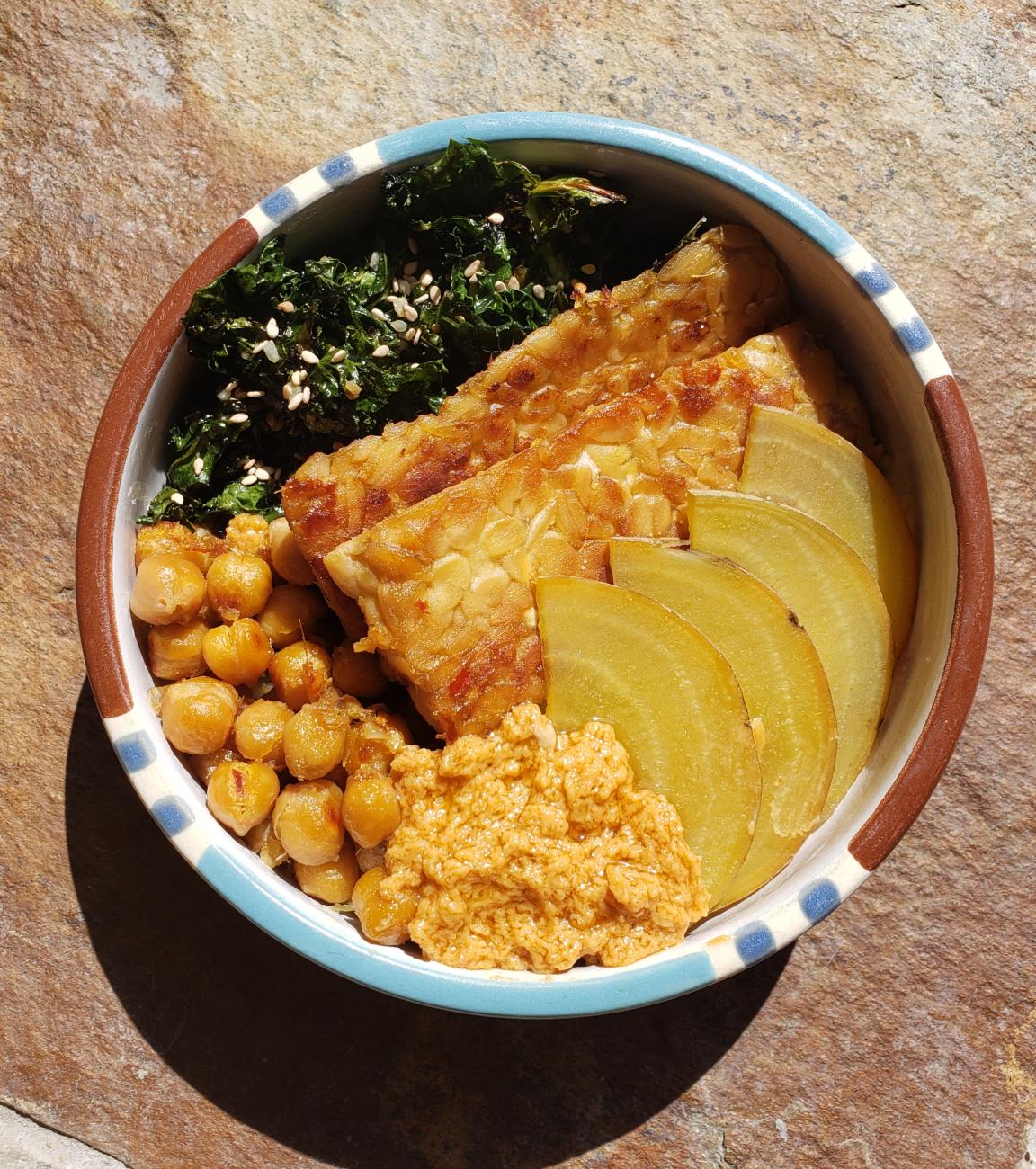 Bowl with kale, tofu, chickpeas, and onions.