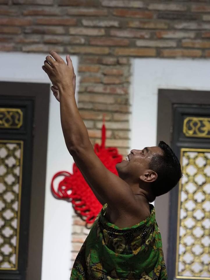 Giovanni Ortega arms raised at Melaka Arts Festival