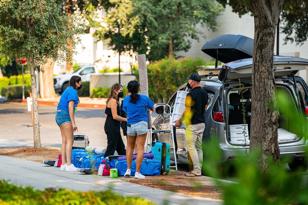 Students help unload cars during move-in 2021