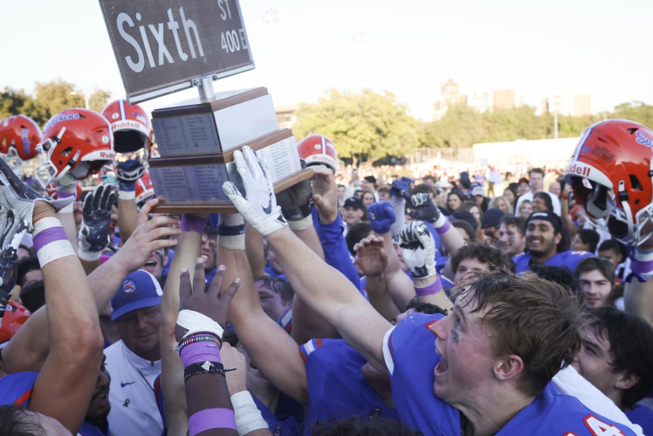 Pomona-Pitzer players raise Sixth Street trophy