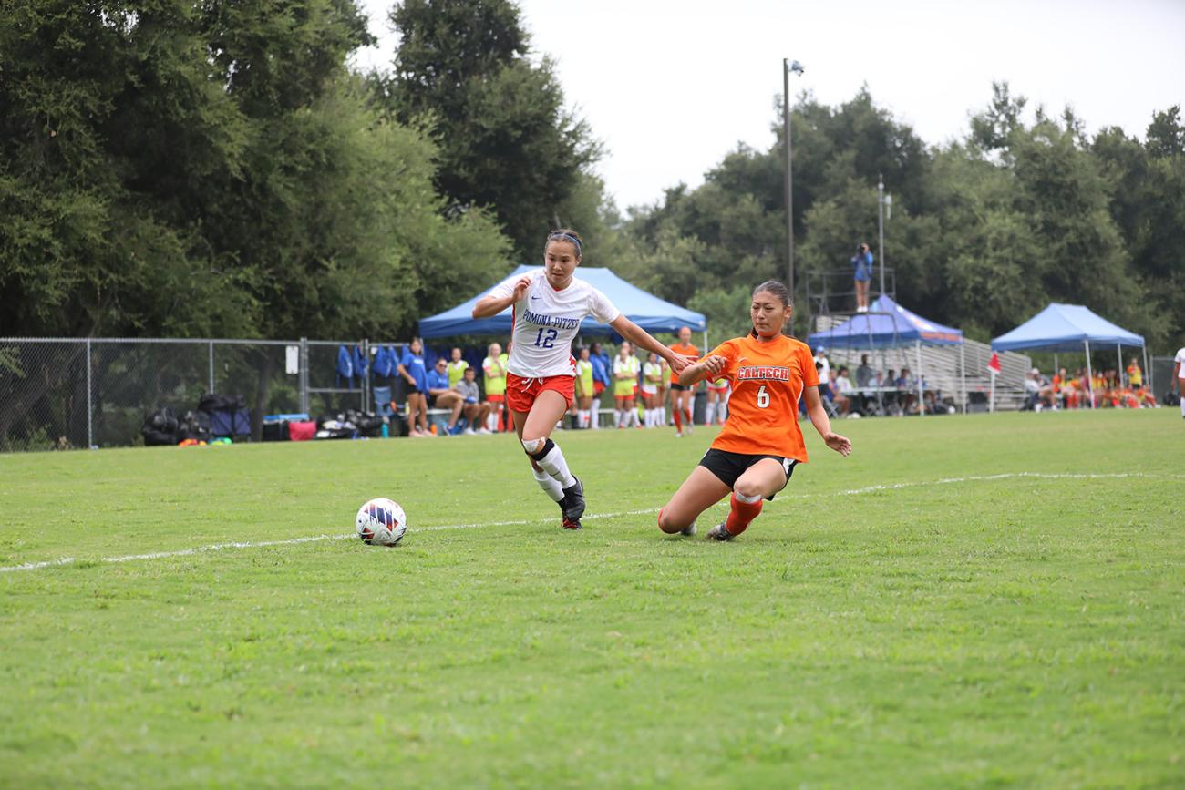 Sagehen midfielder Ella Endo '25 dribbles past a defender