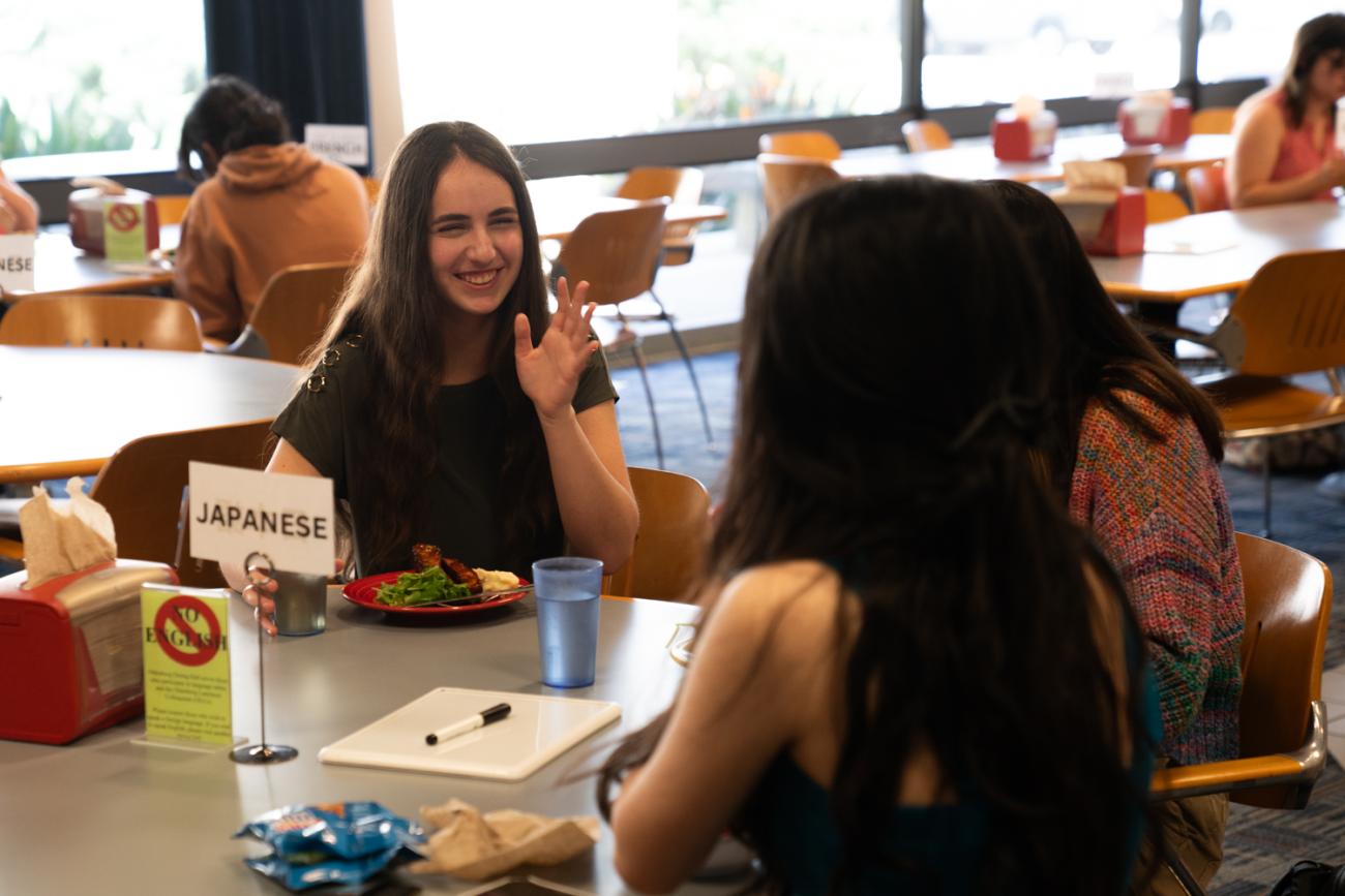 Students eating lunch at a Japanese language table at the Oldenborg Center.