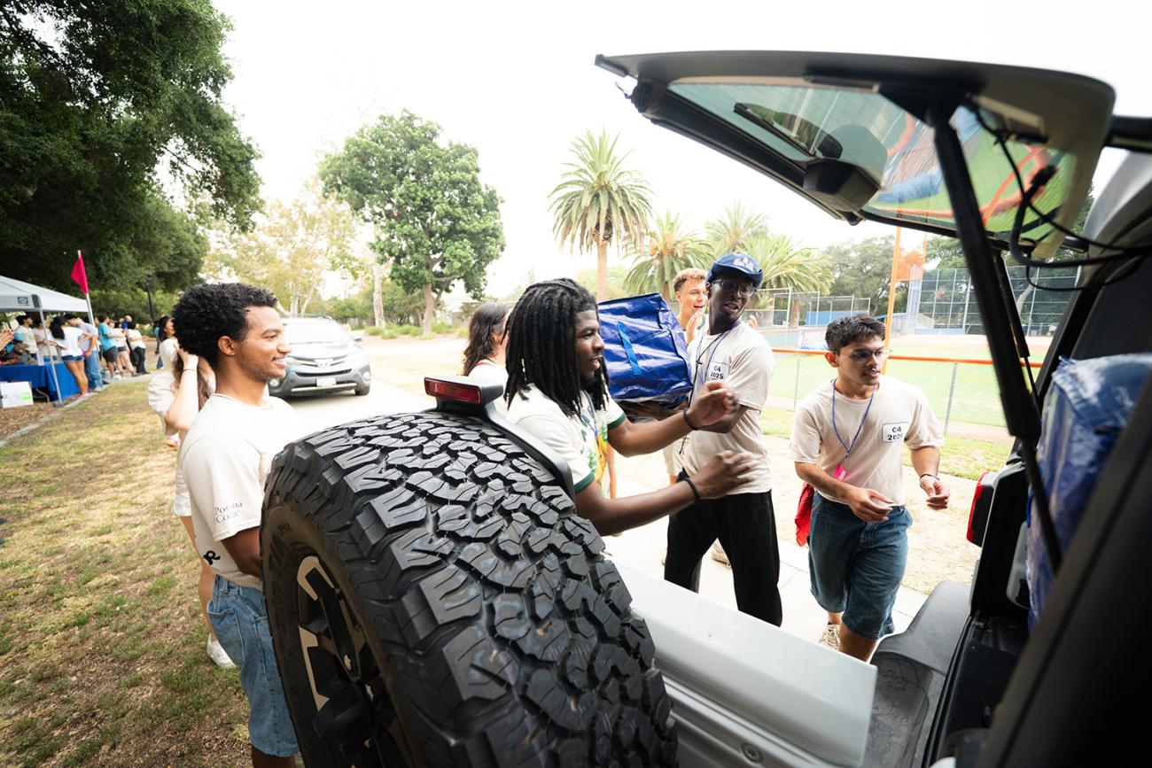 Student staff help unload luggage