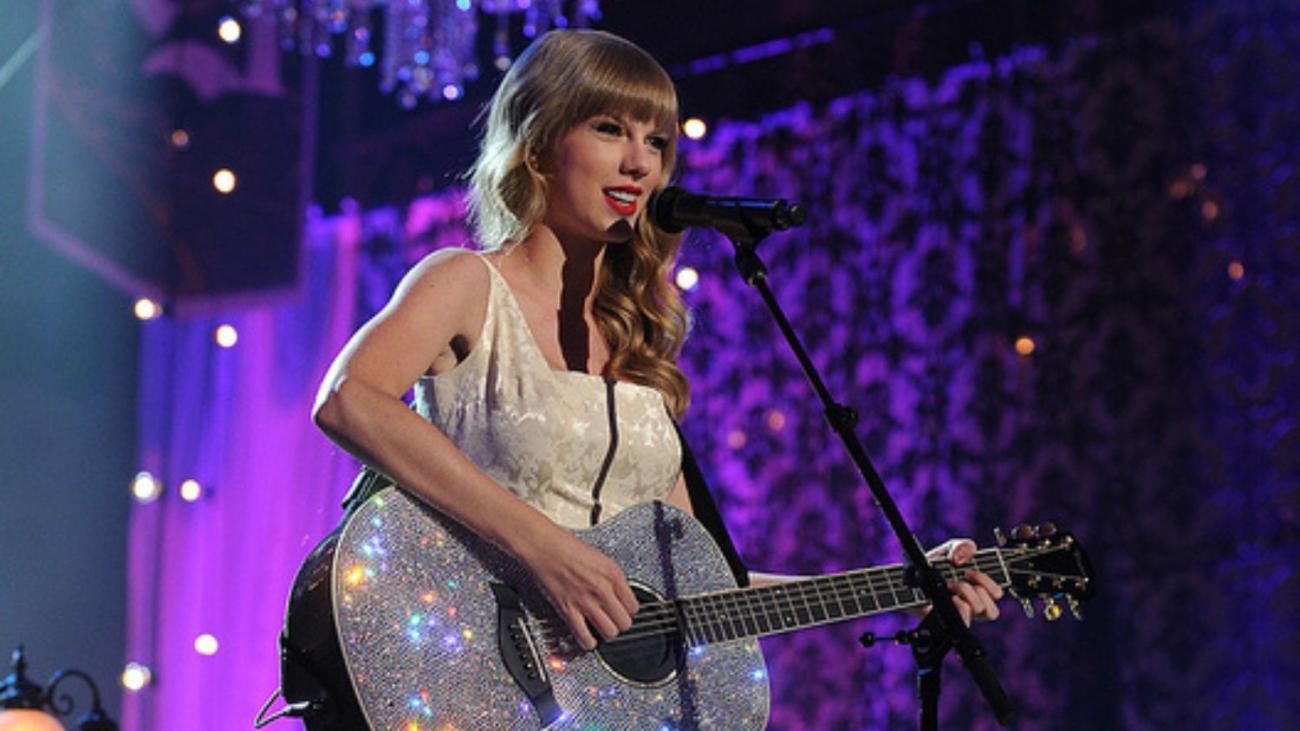 Taylor Swift on Big Bridges stage
