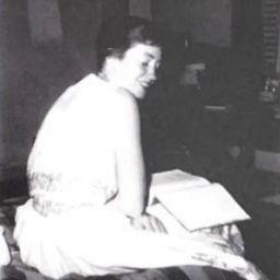leslie studying in her dorm at Pomona