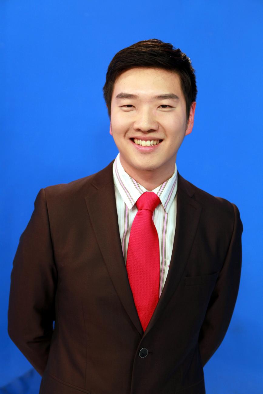 Headshot of Daniel Shin against a blue background.