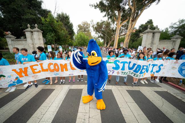 Cecil Sagehen setting the festive mood to welcome first year and transfer students to Pomona during Move-In Day.