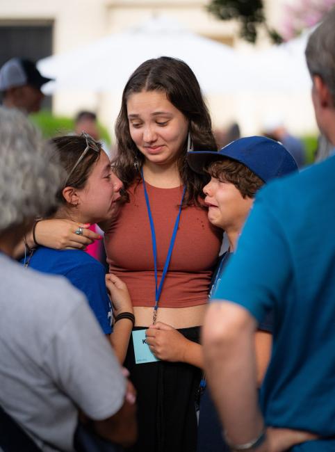 Gabi Stawski ’27 had an emotional farewell with her younger siblings during Move-In Day in August.