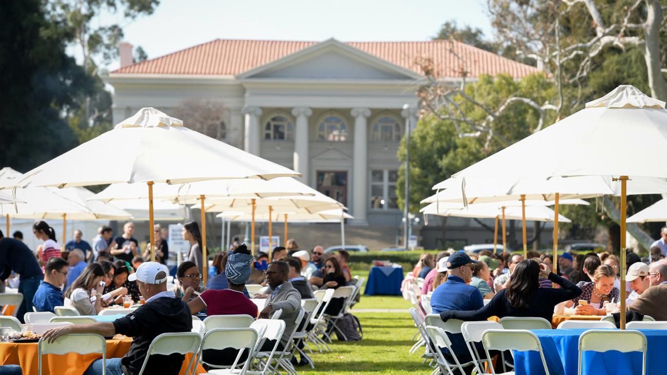 Pomona College parents and families eating lunch on Marston Quad