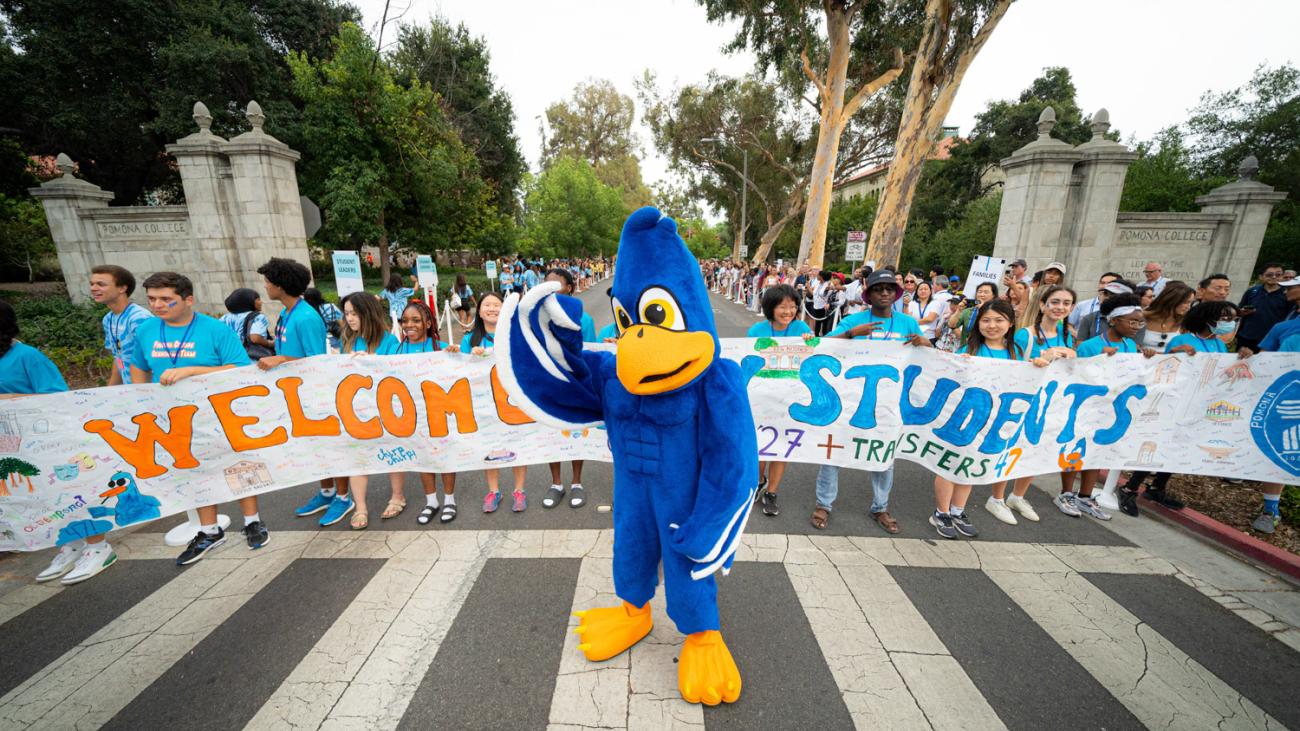 Cecil Sagehen setting the festive mood to welcome first year and transfer students to Pomona during Move-In Day.