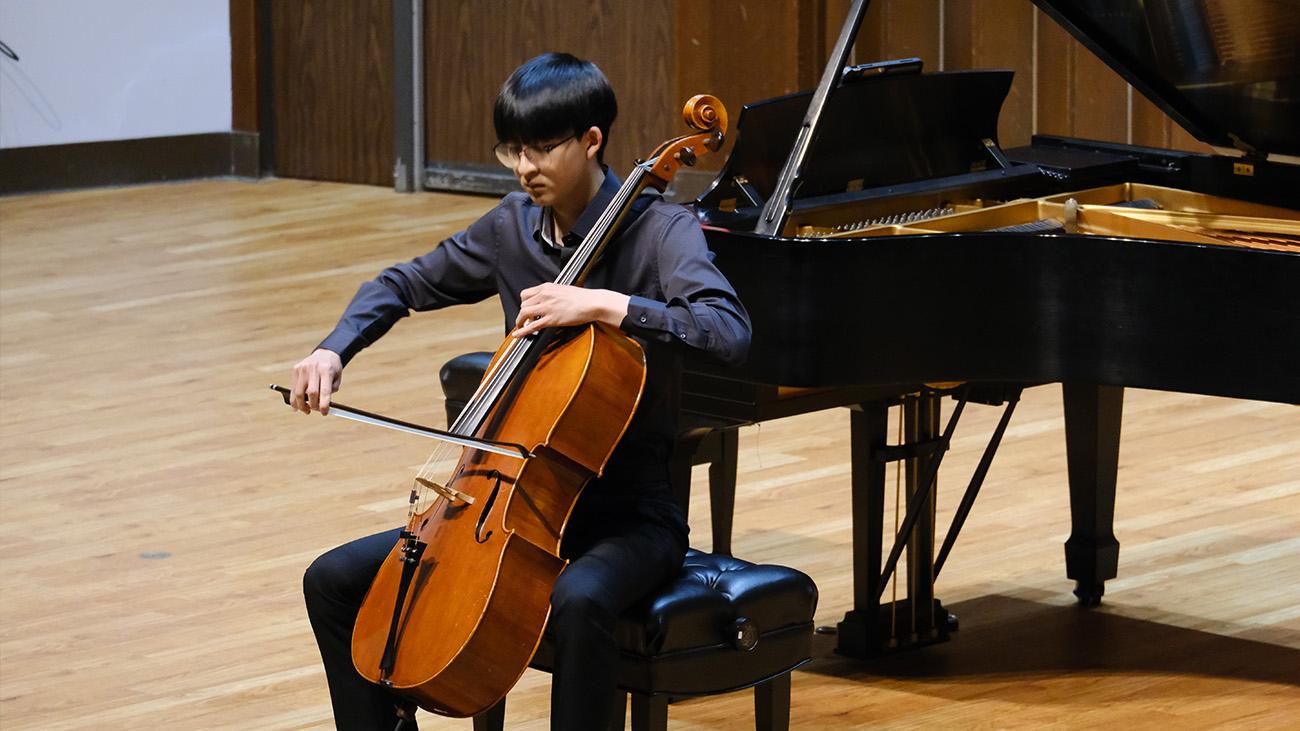 Cellist performs in Lyman Hall