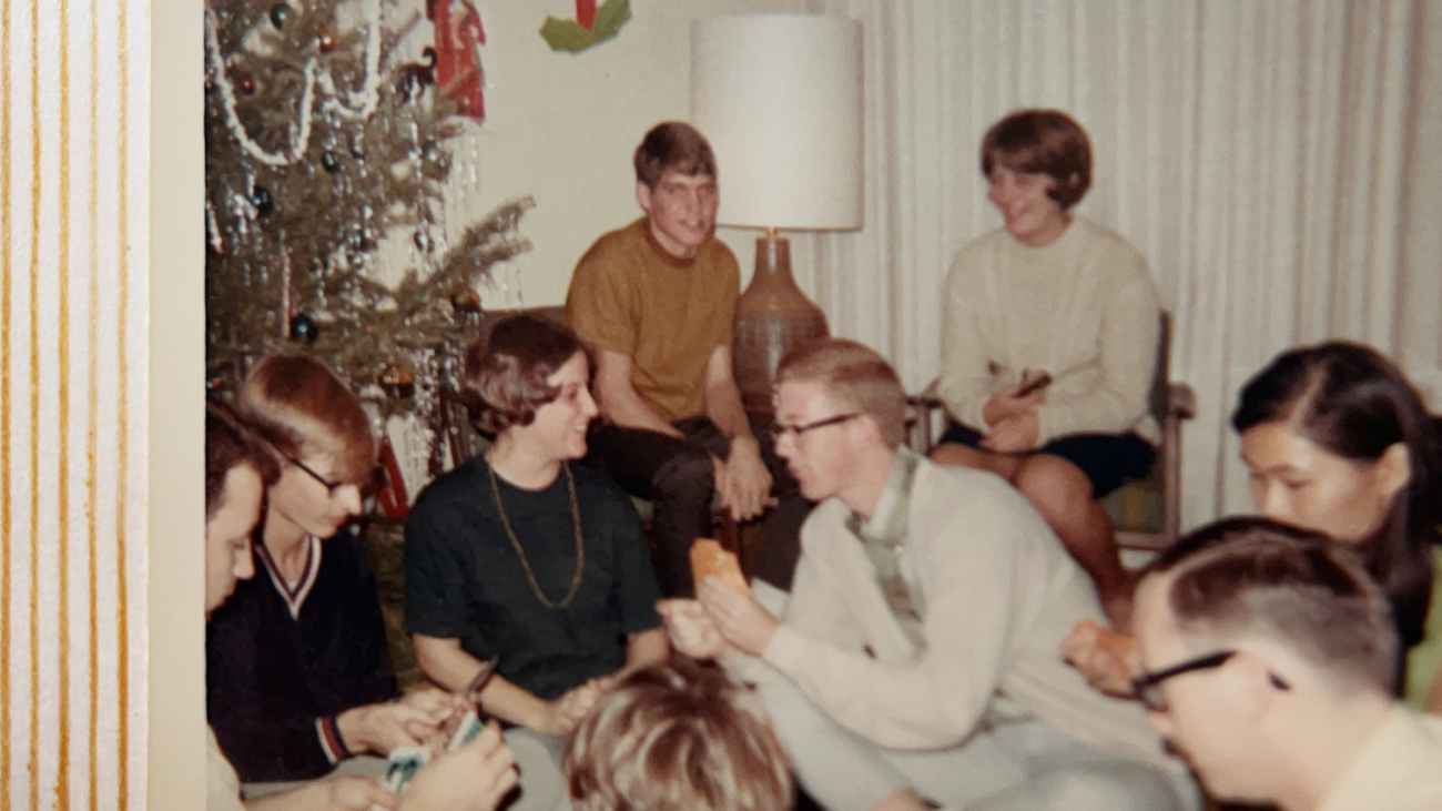 oldenborg students making holiday decorations in Oldenborg