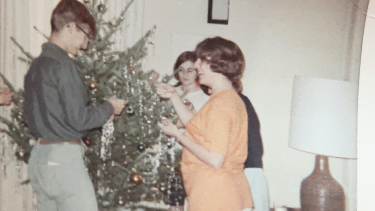 oldenborg students decorating a Christmas tree in Oldenborg