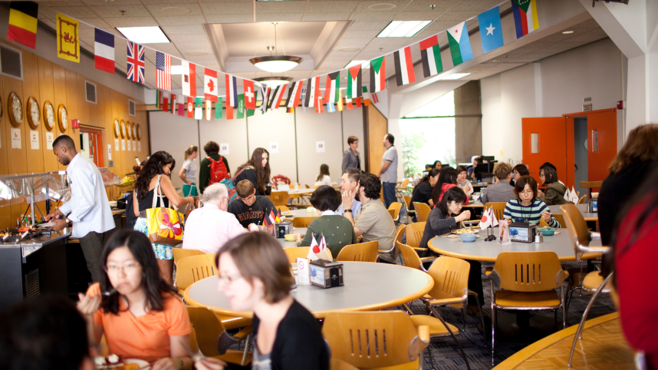 students at language tables in Oldenborg