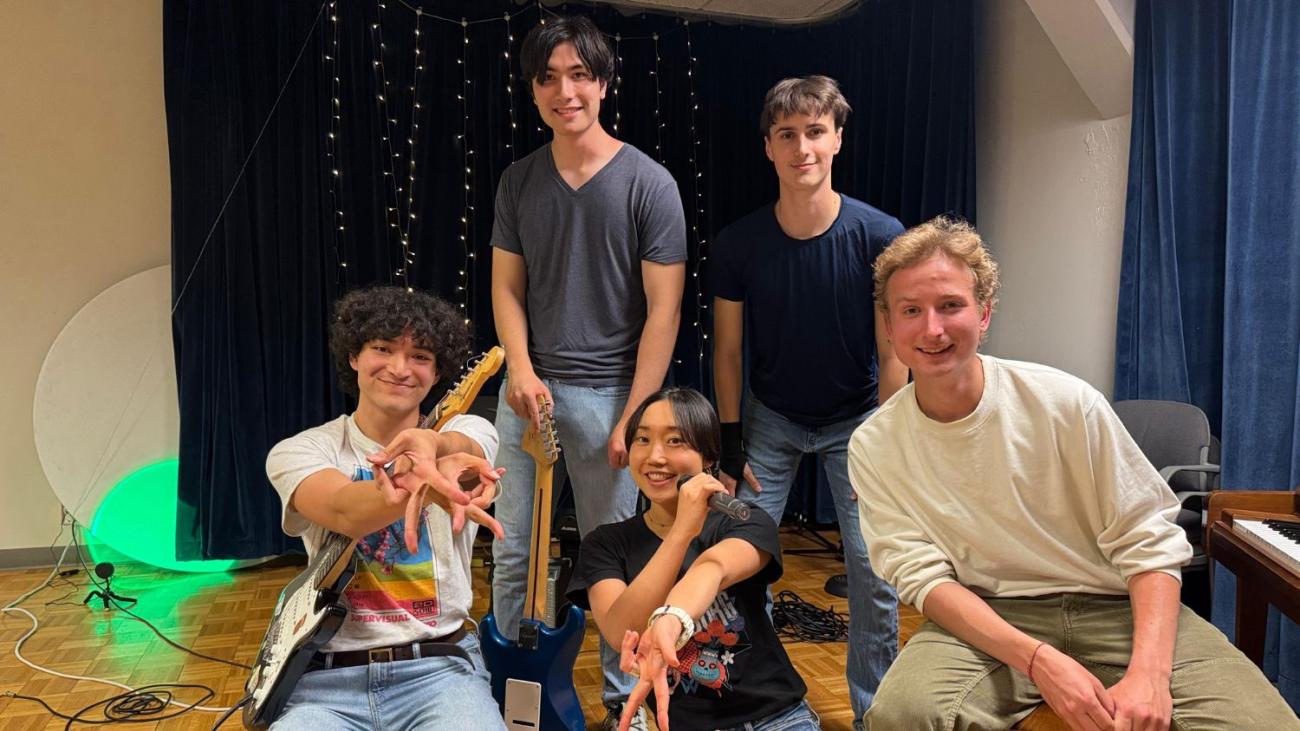 students pose at Oldenborg farewell party