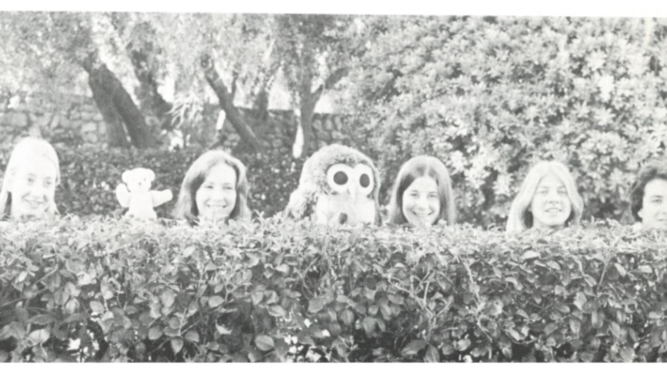 Pamela Shaff in metate photo with friends, 1976